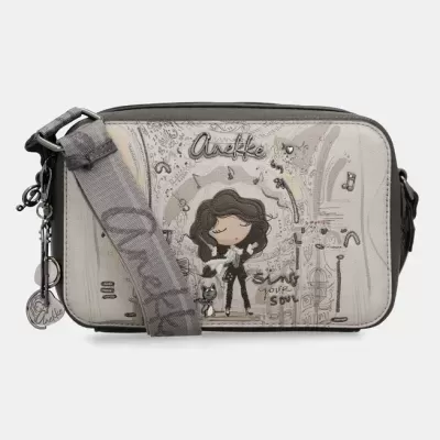 Bolsa cinzenta com ilustração de personagem e texto Anekke