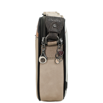 Comparação lateral de mala pequena Anekke em tons castanho e bege com pendentes metálicos