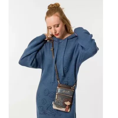 Mulher a usar sweater azul comprido com capuz e bolsa de ombro estampada