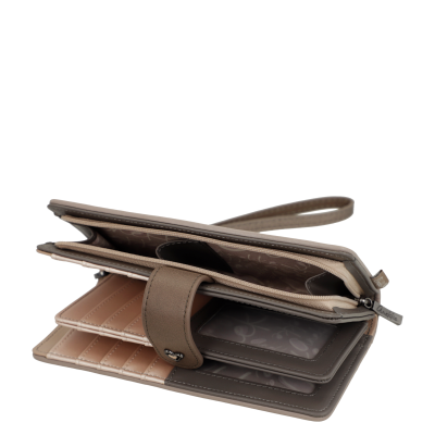 Carteira bege e castanho claro com fecho e vários compartimentos abertos