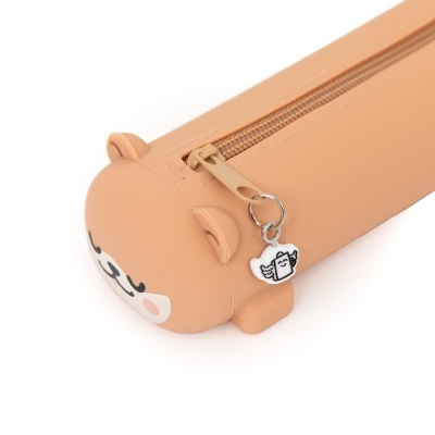 Estojo em silicone bege com formato de urso e pendente metálico branco