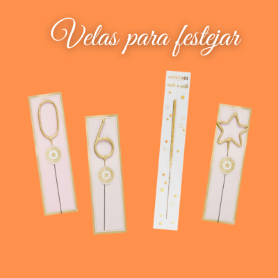 Velas decorativas douradas embaladas sobre fundo laranja