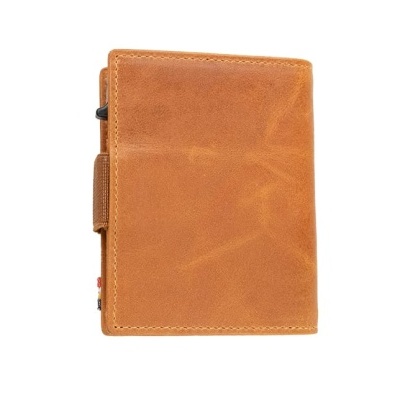 Carteira castanha em couro com textura sobre fundo branco