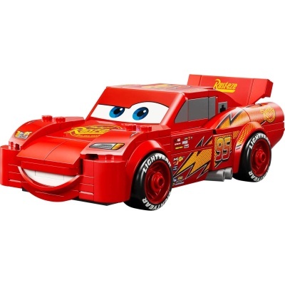 Carro de LEGO vermelho inspirado em Lightning McQueen de Cars com detalhes e logótipos