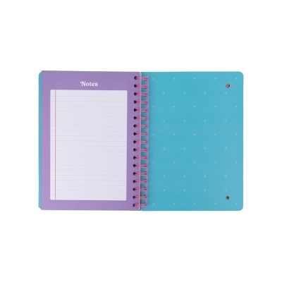 Caderno aberto azul e roxo com folha para notas e espiral rosa