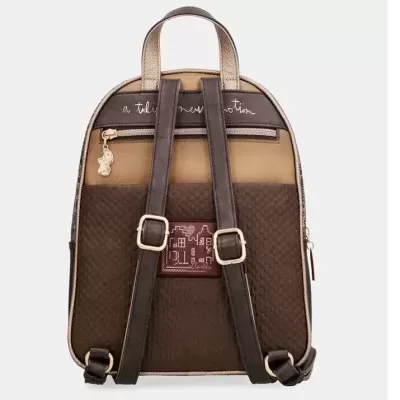 Mochila castanha com alças e detalhes diferentes, texto bordado e pendente em fecho