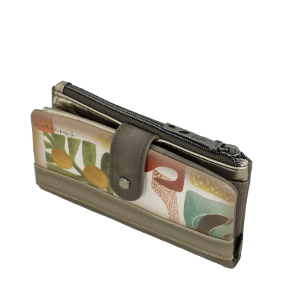 Carteira castanha com padrão abstrato colorido e fecho em botão