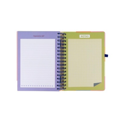 Caderno espiral aberto com páginas para notas e escrita