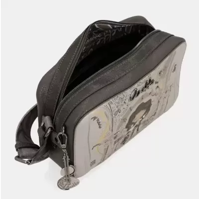 Bolsa de mão cinza e bege com ilustração e fecho de correr