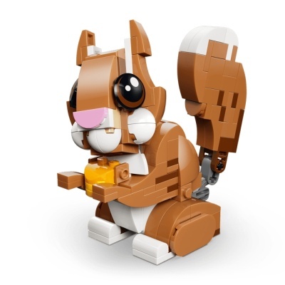 Figura de esquilo em blocos de montar com objeto amarelo