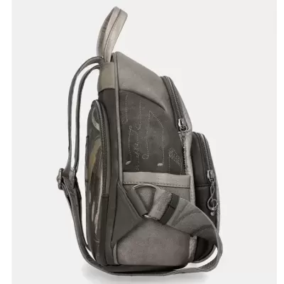 Mochila cinza com notas musicais e puxador de fecho de clave de sol vista de lado