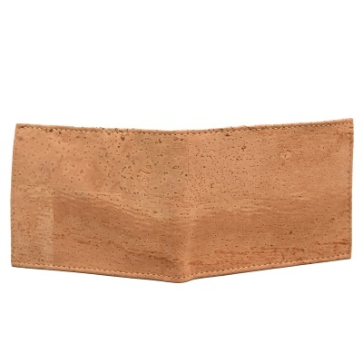 Carteira castanha de cortiça com textura natural