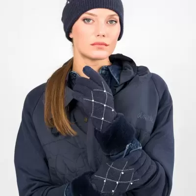 Mulher a usar gorro, luvas e casaco azuis escuros