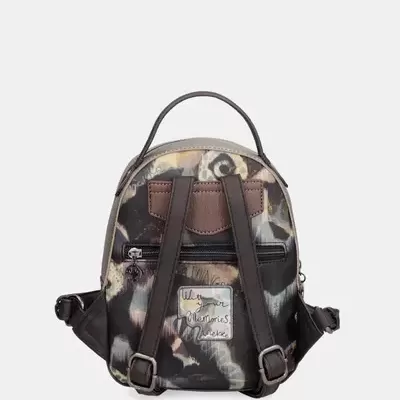 Mochila pequena com padrão abstrato de várias cores e alças castanhas