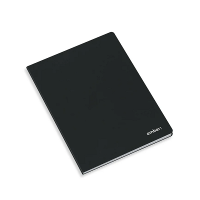 Caderno preto com inscrição 'ambar.' no canto inferior direito