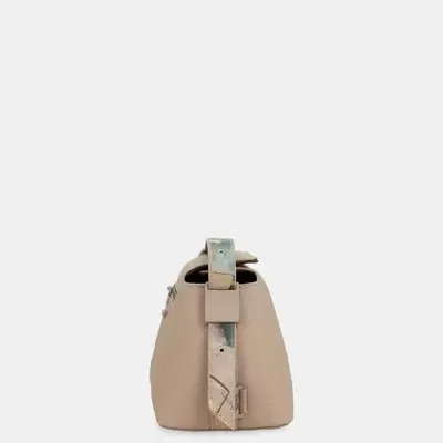 mala bege com alça camuflada vista lateral