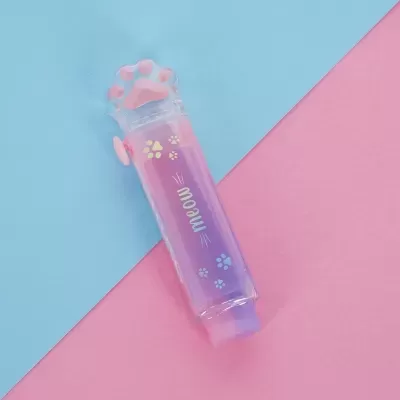 Frasco plástico cor-de-rosa em forma de pata com texto meow e fundo azul e rosa