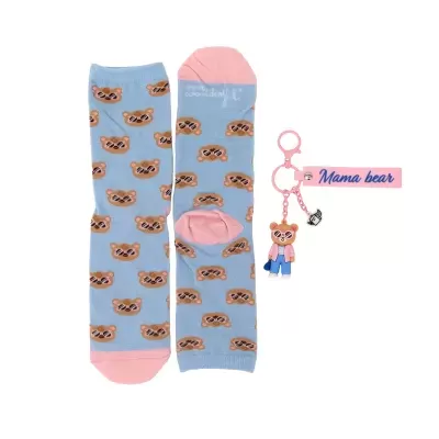 Meias azuis com biqueira cor-de-rosa e padrão de ursos, porta-chaves rosa com ursinho e texto Mama bear