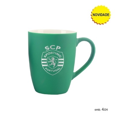Caneca verde Sporting Clube de Portugal com selo Novidade em fundo branco