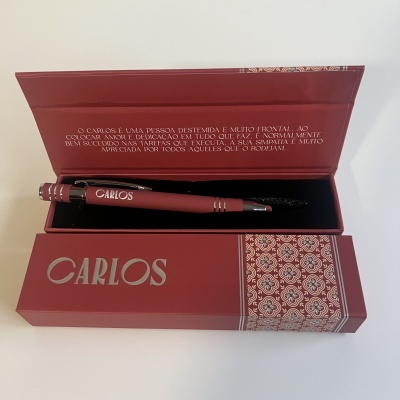 Estojo vermelho com caneta vermelha e nome CARLOS
