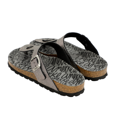 Sandálias tipo chinelo cinzentas com sola de cortiça e palmilha com padrão de texto.