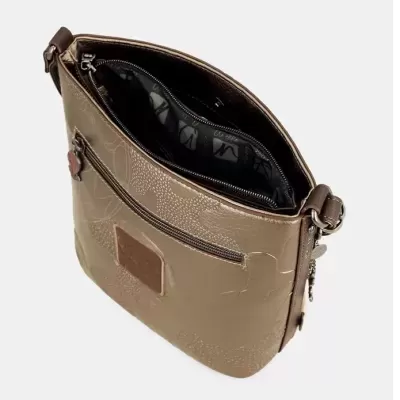 Mala de ombro bege com padrão floral em relevo e bolso exterior