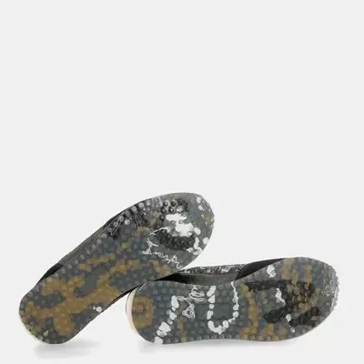 Sola de sapatilhas camufladas cinzentas e castanhas com texto 'SPALDING'