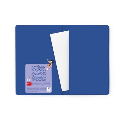 Caderno com capa azul escura e autocolante com texto e ilustração