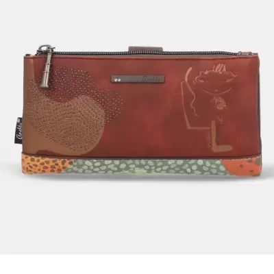 Carteira castanha com decoração em relevo e rebites metálicos, fecho de correr e base multicolorida com etiqueta Anekke