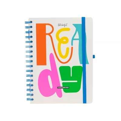 Agenda espiral colorida com elástico azul e texto colorido na capa em fundo branco