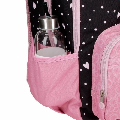 mochila preta com bolinhas brancas e corações rosa com bolso lateral rosa e garrafa transparente