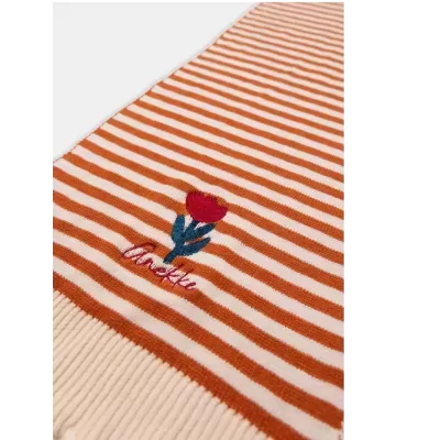 Cachecol com riscas laranja e branco, bordado de flor vermelha e texto Anekke