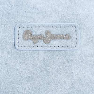 Placa metálica com a marca Pepe Jeans em acessório azul claro de camurça