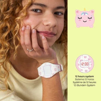 Relógio digital infantil com padrão de unicórnio e arco-íris no pulso de criança com cabelo encaracolado