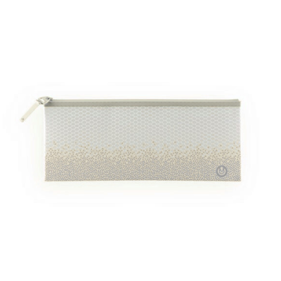 Estojo retangular branco com padrões geométricos e fecho de correr cinza claro