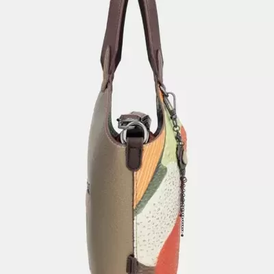 mala de mão colorida com alças castanhas e corrente decorativa