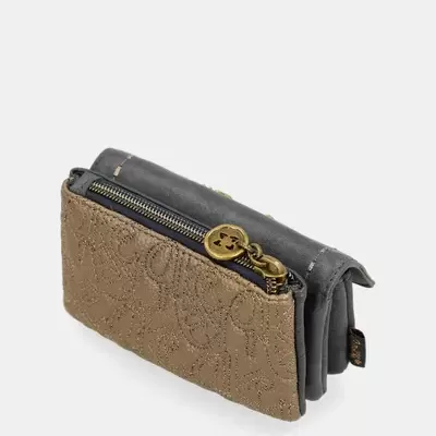 Carteira castanha e cinzenta com fecho metálico e textura em tecido