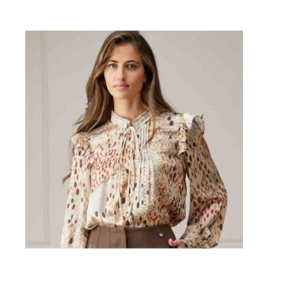Blusa feminina com padrão de manchas e folhos nos ombros