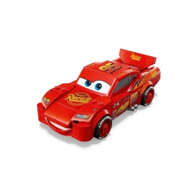 Carrinho de brinquedo vermelho Relâmpago McQueen com olhos azuis e número 95.