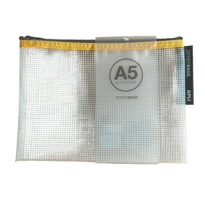 Bolsa transparente de malha plástica com fecho amarelo e etiquetas pretas, com indicação A5