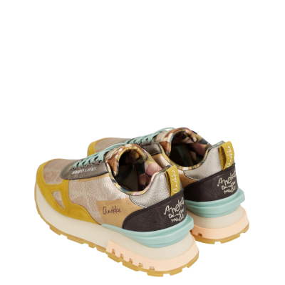 ténis unissexo amarelo e castanho com detalhes azul claro e camuflagem