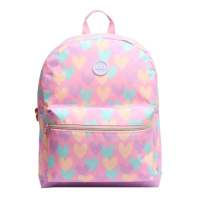 Mochila rosa com padrão de corações coloridos e bolso frontal com fecho de correr.