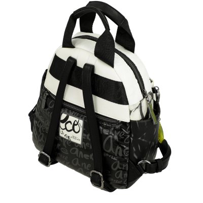 Mochila pequena preta e branca com padrão de texto repetido e alças ajustáveis