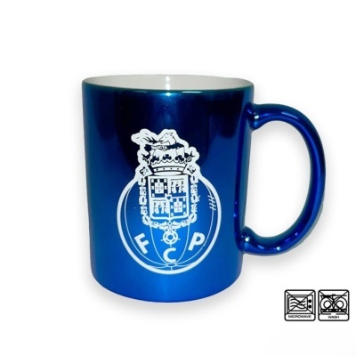 Caneca azul metálica com logo FC Porto branco e avisos para não usar no micro-ondas ou lavar na máquina.