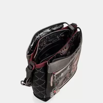 Mala tiracolo preta com padrões e bolso frontal com fecho