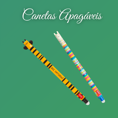 Duas canetas apagáveis coloridas com padrões diferentes sobre fundo verde.