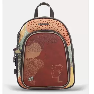 Mochila pequena colorida com padrão abstrato e detalhes metálicos