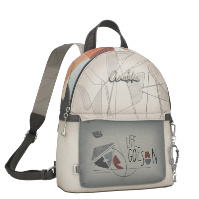 Mochila pequena bege e cinza com padrão abstrato e texto LIFE GOES ON