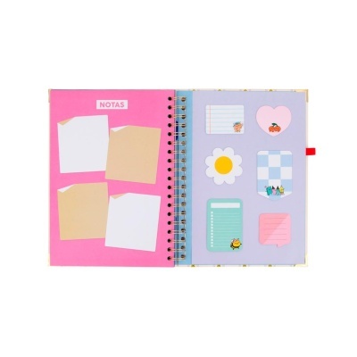 Agenda aberta com folhas coloridas e autocolantes de papel