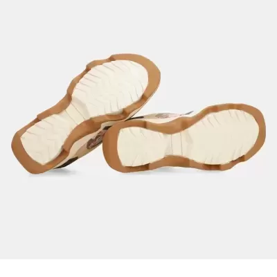 Solas de sapatos com bordas castanhas e superfície branca antiderrapante